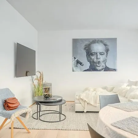 Spacious And Cosy 2-bedroom Seaside In K 아파트